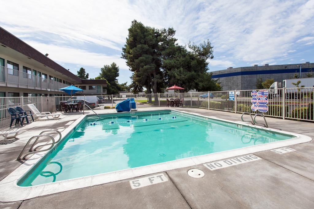 Park Inn By Radisson, Turlock Bagian luar foto