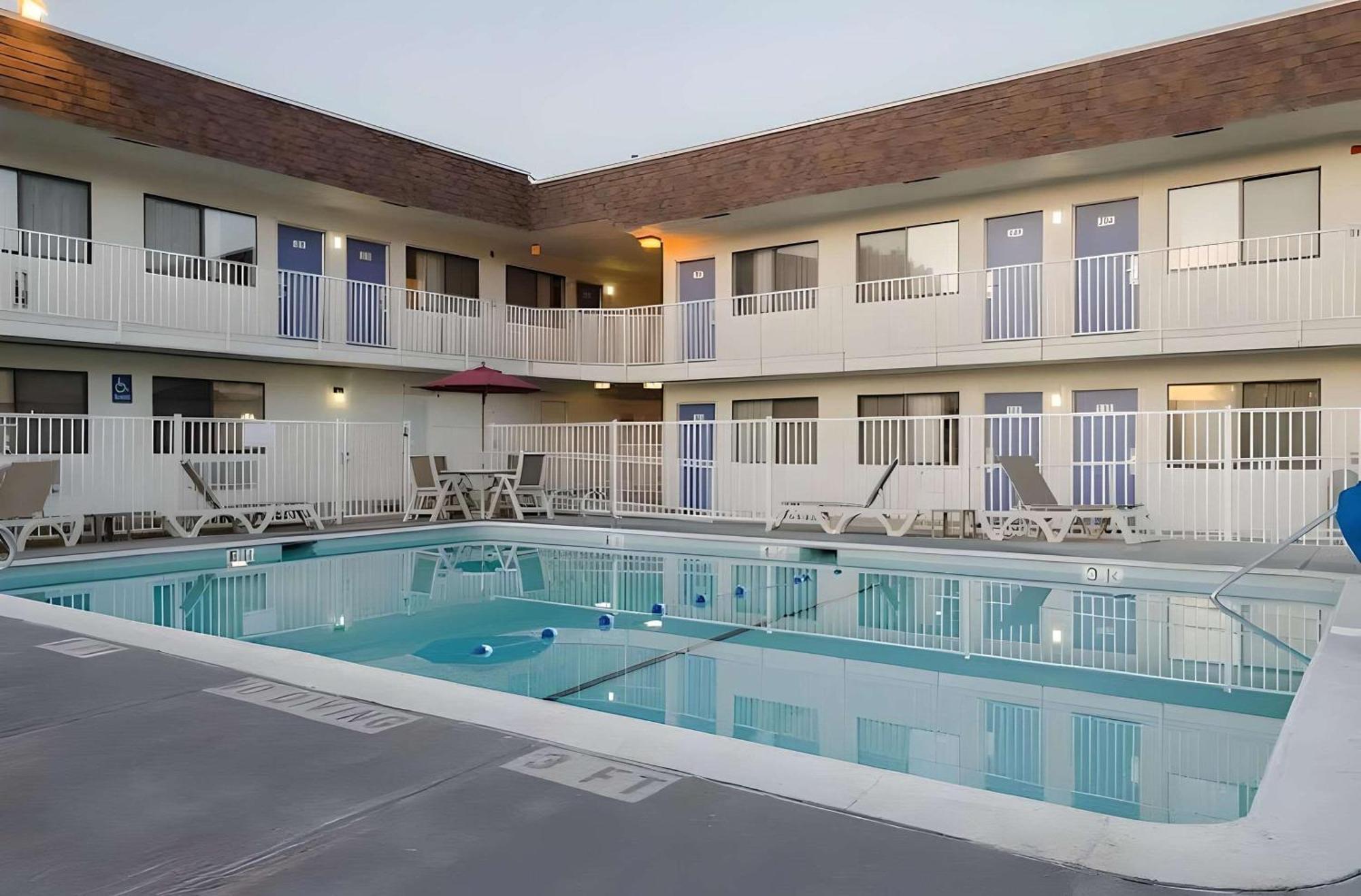 Park Inn By Radisson, Turlock Bagian luar foto