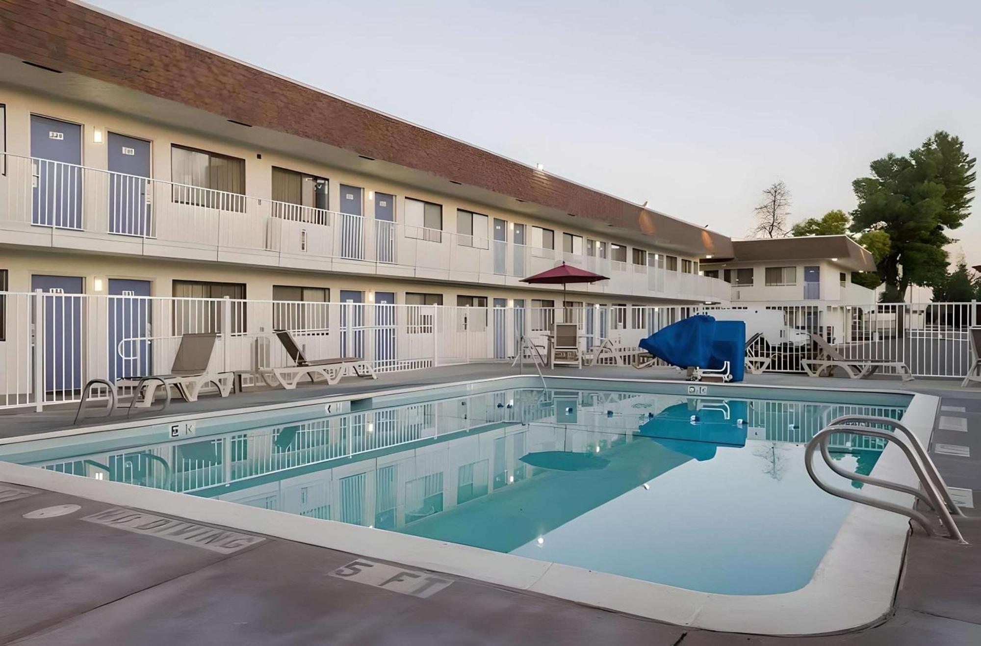 Park Inn By Radisson, Turlock Bagian luar foto