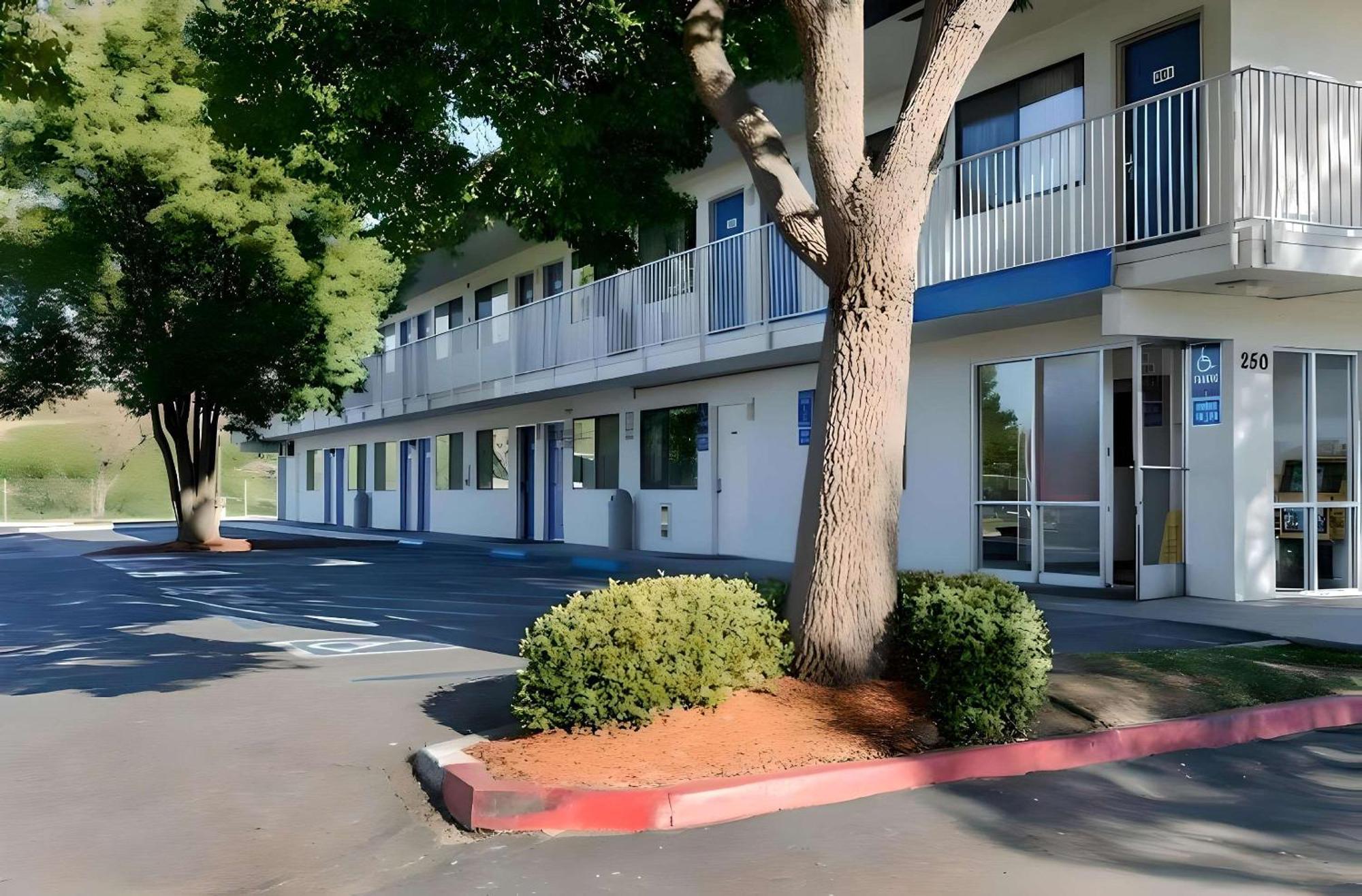 Park Inn By Radisson, Turlock Bagian luar foto