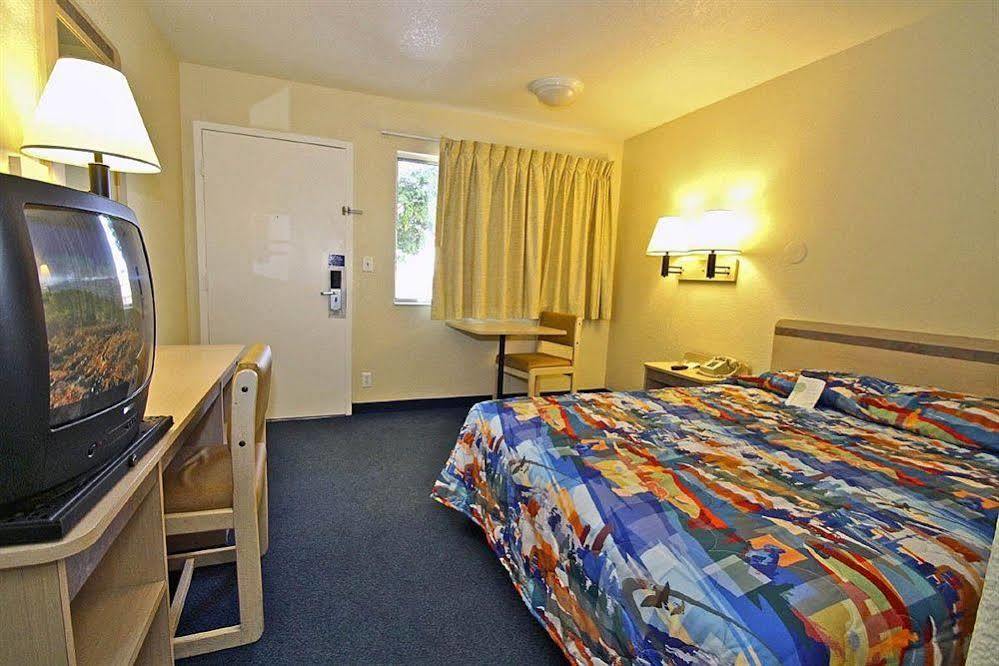 Park Inn By Radisson, Turlock Bagian luar foto